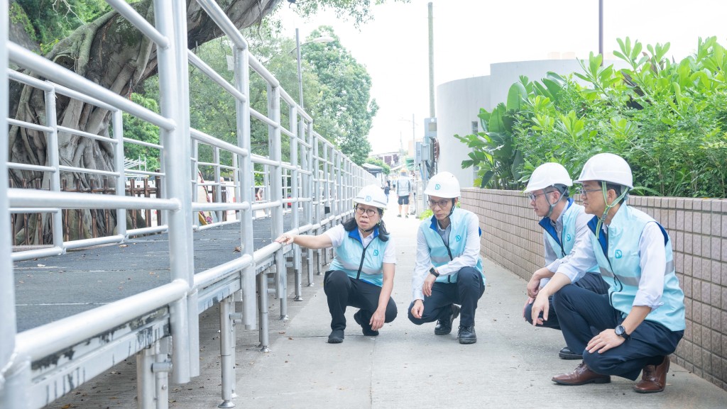 彭雅妮（左一）視察在鯉魚門設置的臨時行人通道平台。政府新聞處