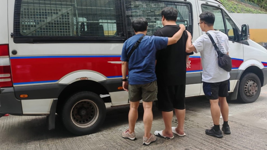 被捕男子帶署調查。