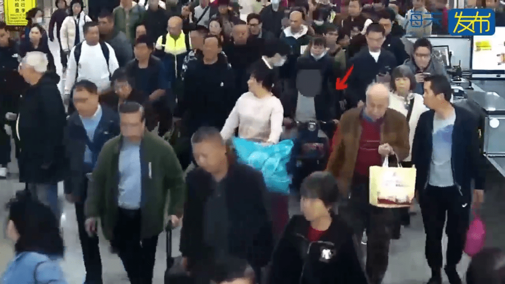 男子骑电动代步车拱北口岸过关被截查。