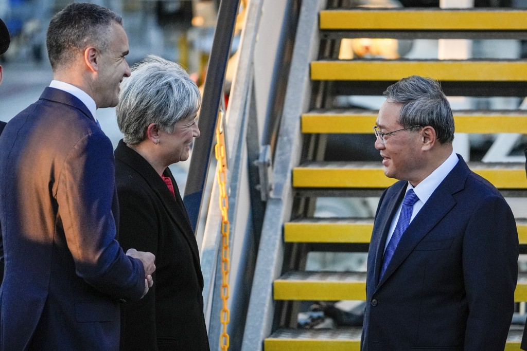 總理李強轉抵澳洲，外長黃英賢及南澳州長馬林瑙斯卡斯等到機場迎接。 AP