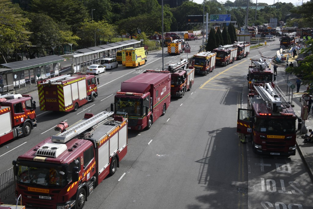 查理斯同時讚揚在今次大火中展現勇氣的救援人員，特別提及不畏險境、日夜搜救的消防隊伍。