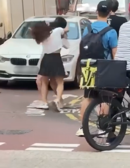 兩女由行人路再次走出馬路扭打。​fb香港突發事故報料區網片截圖  ​
