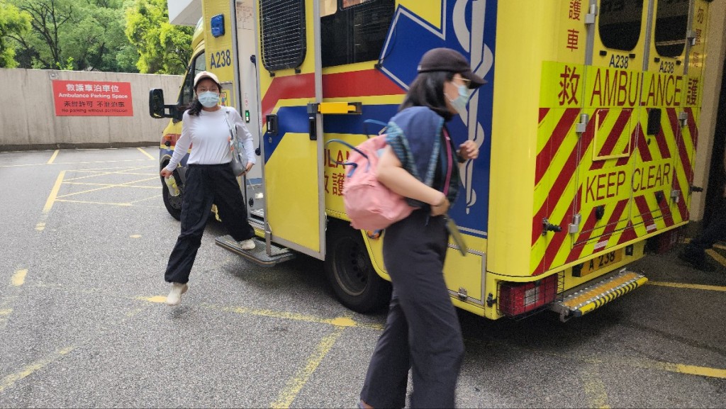 3名女子送院治理。黃文威攝 3名女子送院治理。黃文威攝