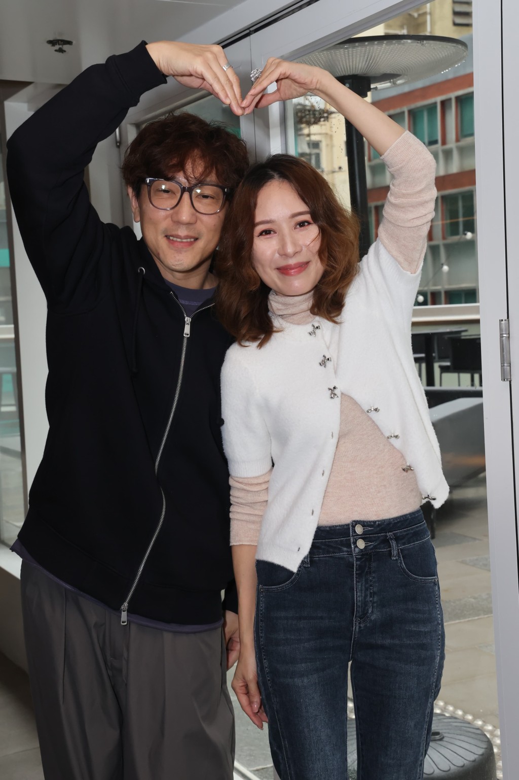 鄺文珣與老公應德榮現身支持陳佩詩餐廳開張。 鄺文珣與老公應德榮現身支持陳佩詩餐廳開張。