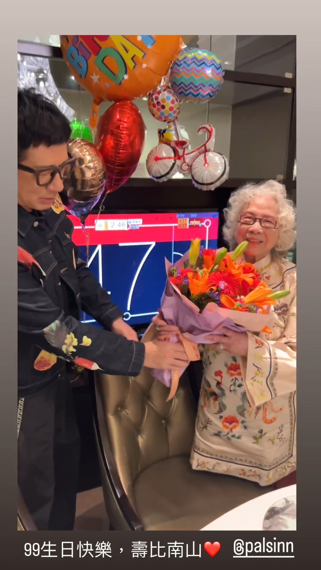 单立文准备鲜花贺母亲89岁生日。