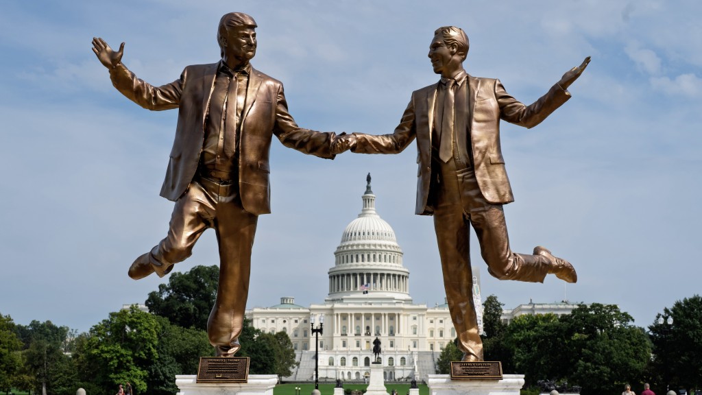 示威者在华盛顿国会大厦附近矗立雕像，讽刺特朗普与爱泼斯坦关系密切。美联社