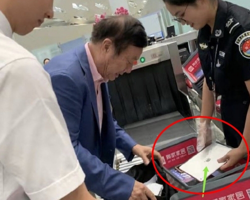 微博上近日傳出了一張華為CEO任正非在機場安檢的照片。 微博圖片