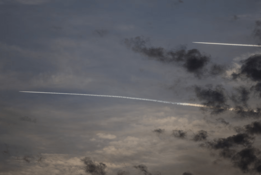 黎巴嫩真主黨近日加大對以色列的襲擊，顯然是出於更廣泛的戰略考量，試圖擴大戰場，從多條戰線向以色列施加更大壓力，配合伊朗整體部署。路透社