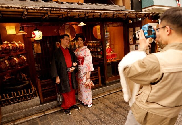 来自台湾的游客在东京浅草区穿起和服拍照。路透社
