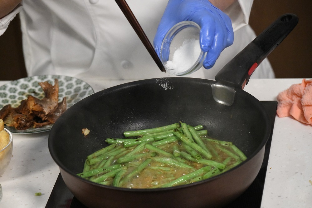 用手撕斷豆角，可檢查豆角是否有蟲，而不規則的斷口可吸收更多醬汁。