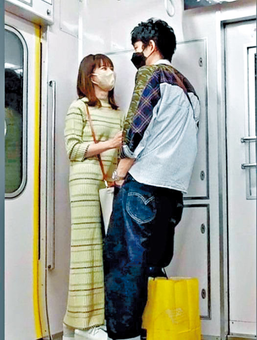 岡田將生跟主播女友鈴木唯在電車卿卿我我。