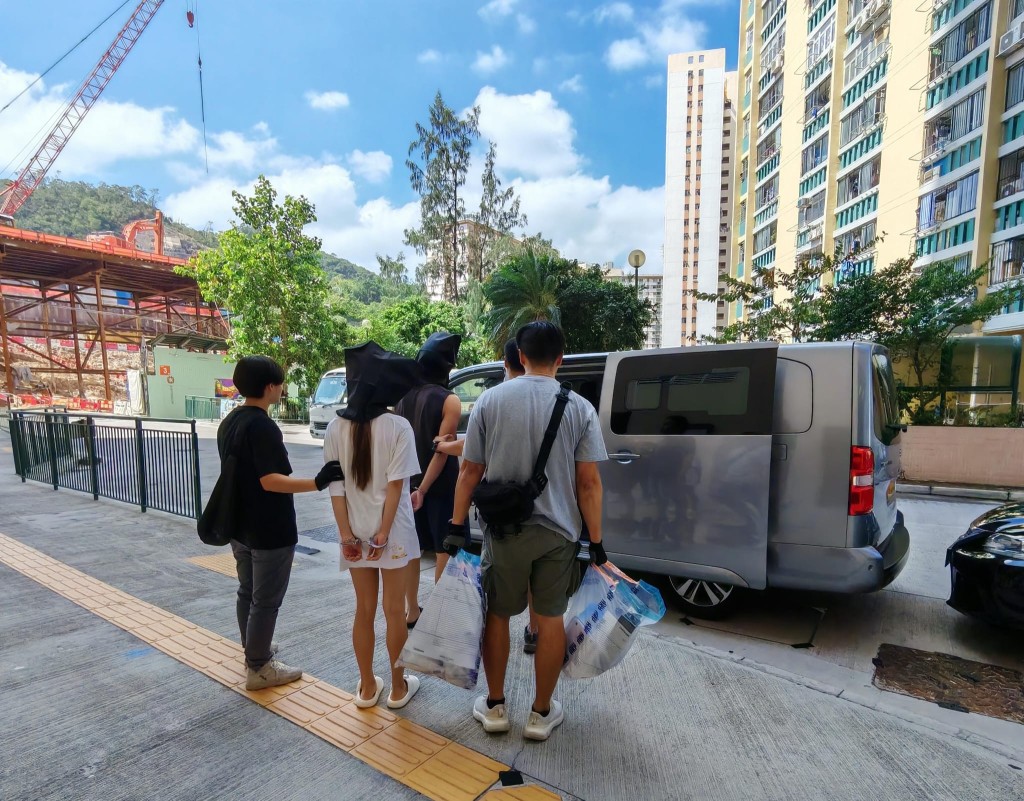 警方拘捕一對男女。警方提供 警方拘捕一對男女。警方提供