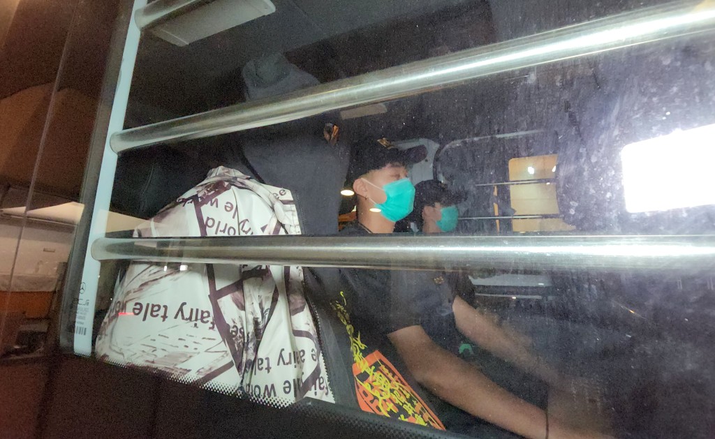 海關拘捕一名59歲私煙儲存倉的管倉。