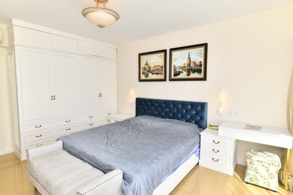 套房雙人牀的兩邊空間十足，分別放置梳妝枱及4門大衣櫃。