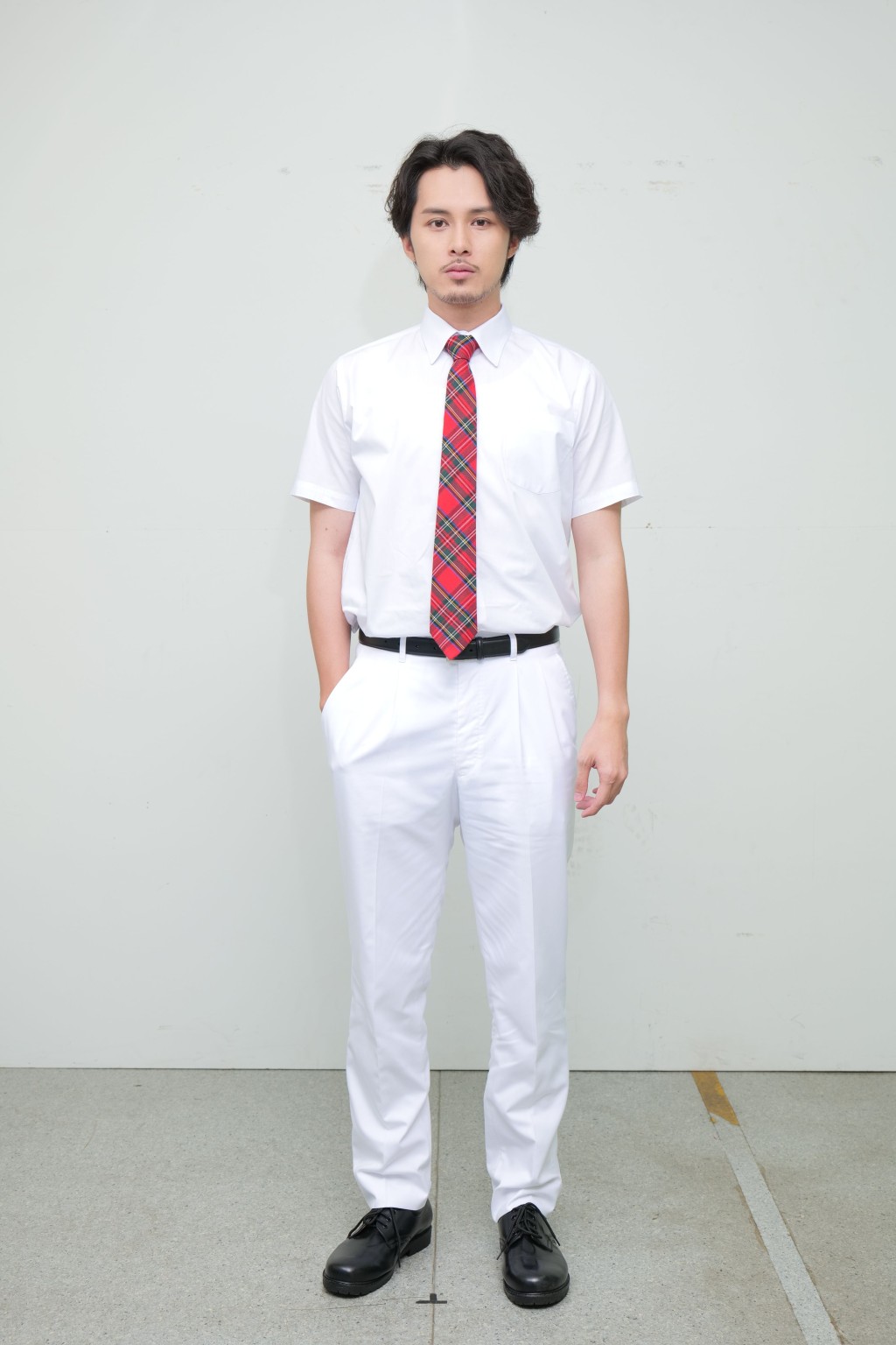 何廣沛飾演「校草」。
