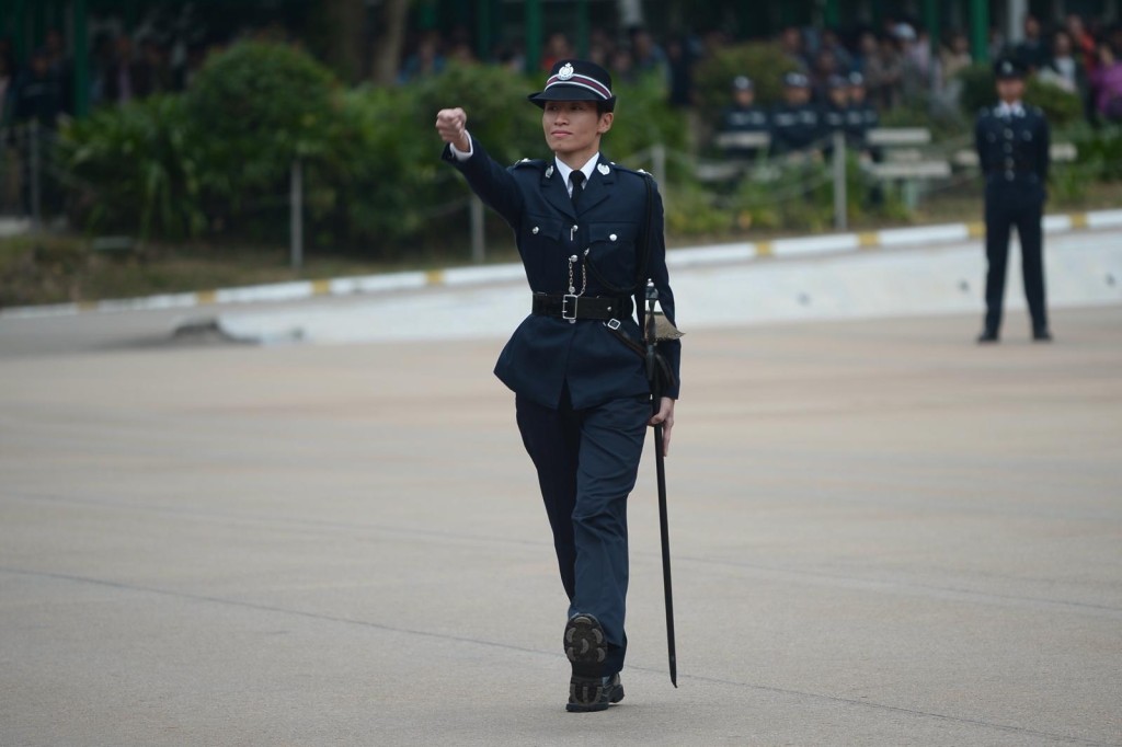 獲施禮榮盾及榮譽警棍的督察曾耀瑩。