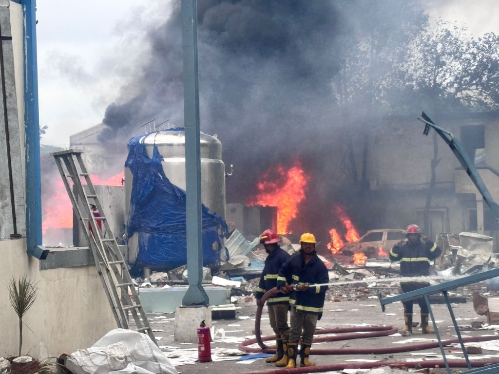 印度Sigachi化工廠爆炸消防員到場灌救。 X@OsintUpdates