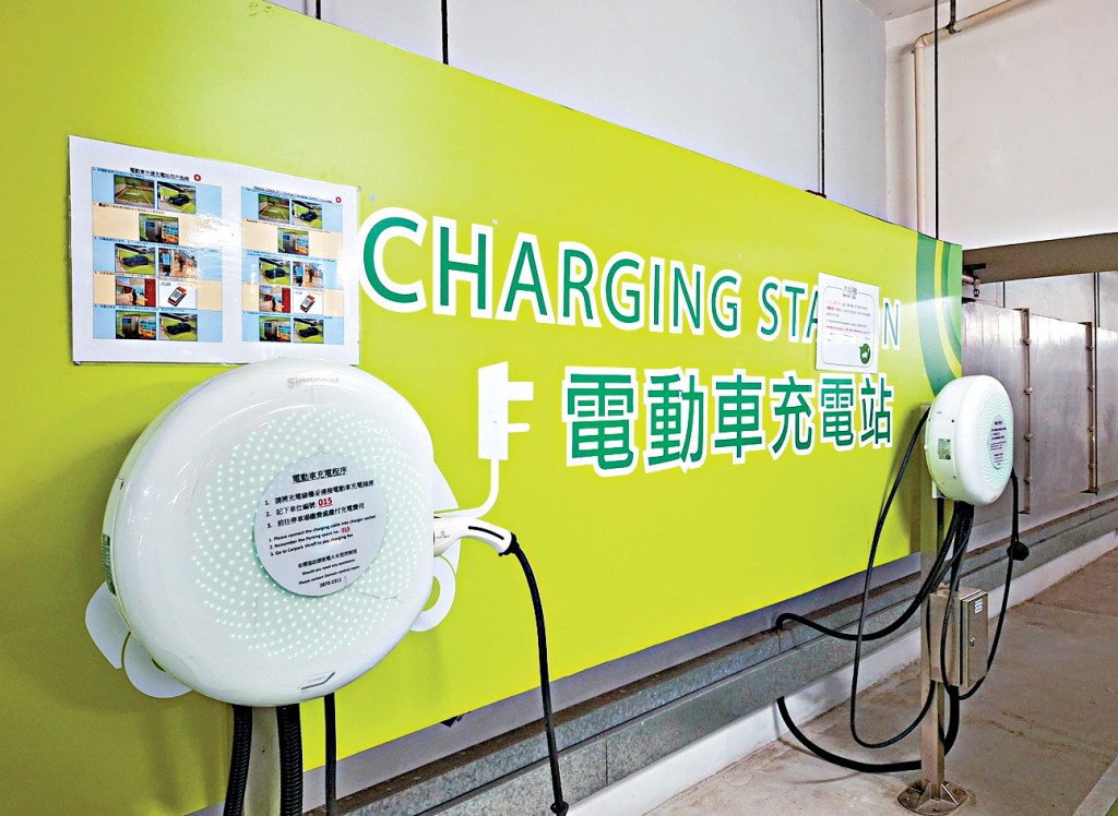本港電動車越趨普及，市場對充電需求亦隨之上升。政府大力擴展相關設施，目標明年中前將全港充電車位數目增至約20萬個。