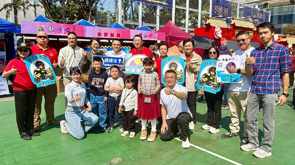 香港交通安全隊（港島及離島總區）與市民互動，宣傳交通安全訊息。