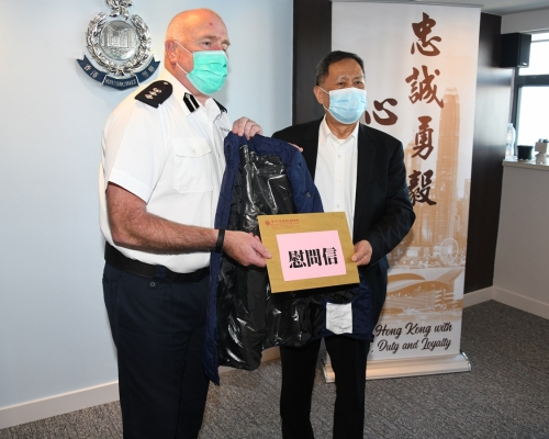福建社團聯會主席吳換炎(右)向東區警區指揮官韋志達送上背心羽絨服。