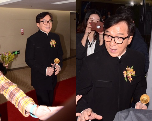 成龍獲頒「特別致敬」大獎後,到後台接受訪問。