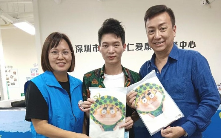 刘少君（右）现正在内地积极行善。