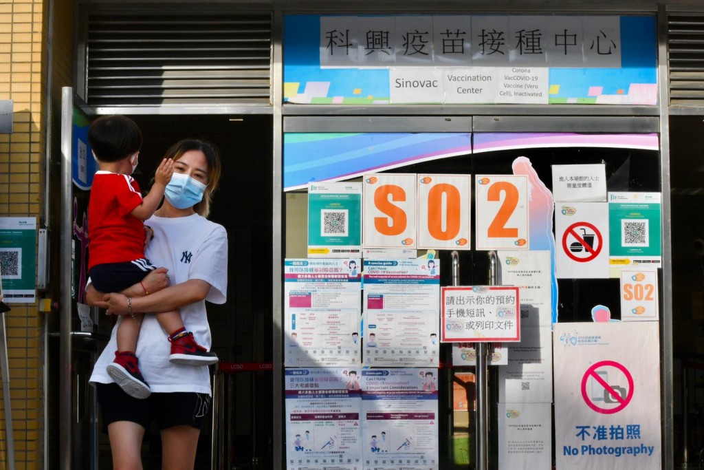 市民繼續接種疫苗。