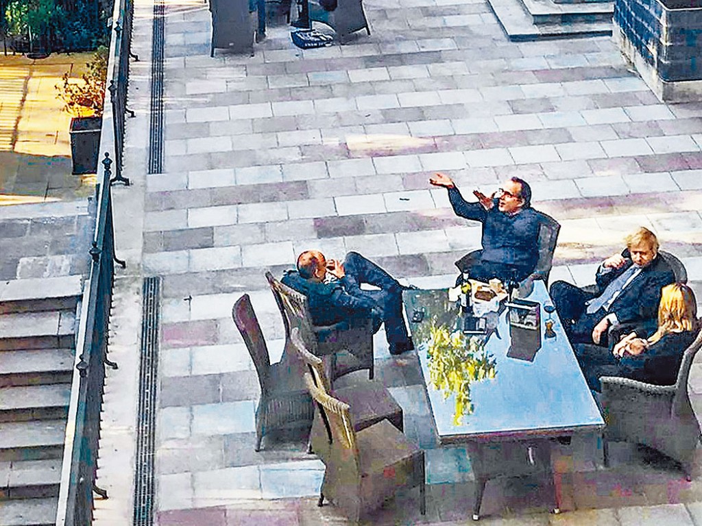 約翰遜夫婦限聚令期間，曾於首相府花園出席派對。