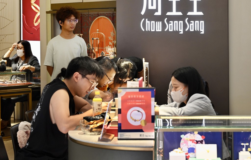 金澤培指「十一黃金周」期間市道熱鬧,零售及餐飲業均錄得增長,整體消費信心與氣氛已有改善。 金澤培指「十一黃金周」期間市道熱鬧,零售及餐飲業均錄得增長,整體消費信心與氣氛已有改善。