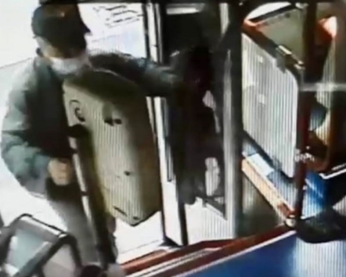 林老翁上車一刻。網圖