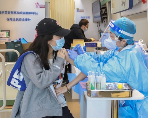 鍾南山認為必須盡快提高疫苗接種率。新華社資料圖片