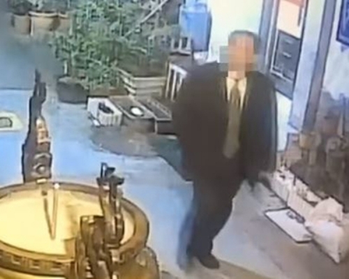 施男承認確有撬開門鎖。網圖