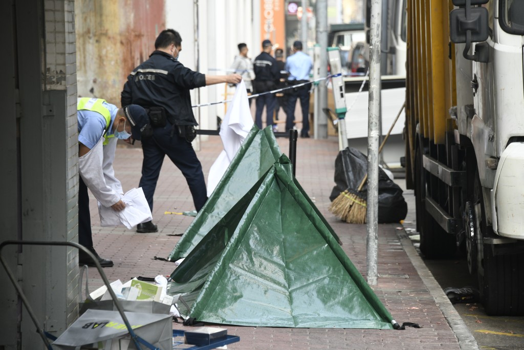 現場遺下一隻波鞋、手推車、大堆貨物及一灘血迹。楊偉亨攝