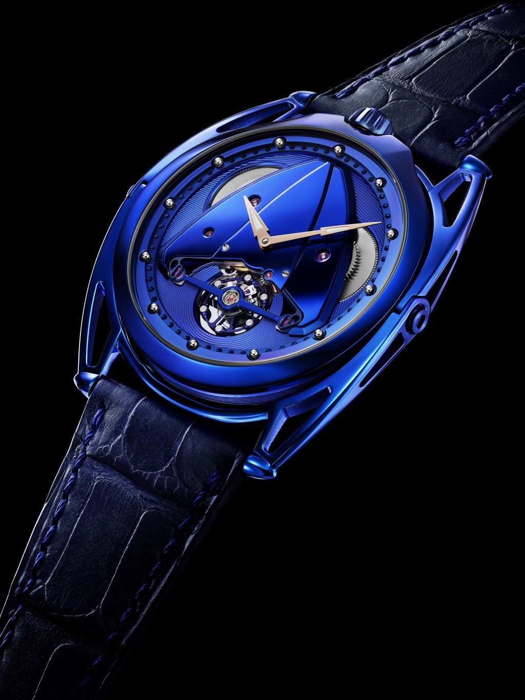 今次推出的DB28XP Kind of Blue，將這種迷人的藍色注滿整枚腕錶。
