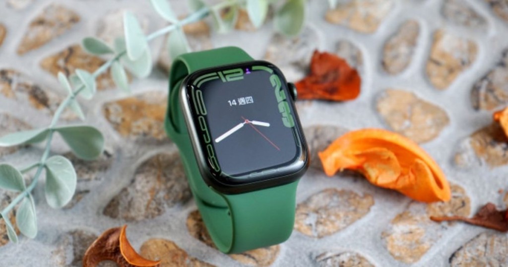 Apple Watch S7今日開賣,除了圖中所見的綠色,還有午夜色、星光色、綠色、新藍色及紅色供選擇。