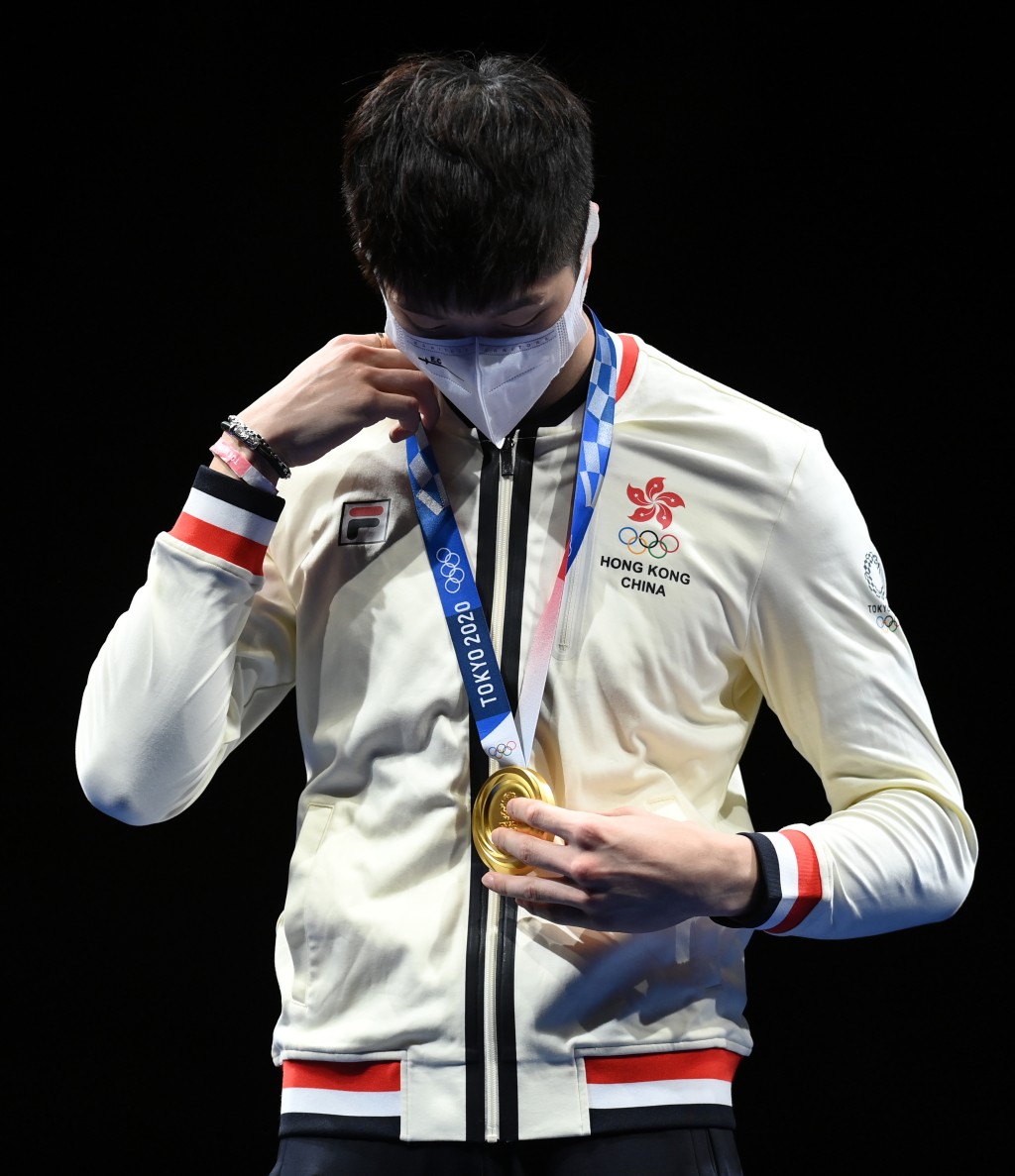 張家朗在東京奧運會男子花劍個人賽中為香港代表團贏得今屆奧運會首面金牌。新華社圖片