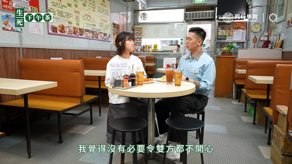 前有線男主播陳書君作客網上節目《生死下午茶》，透露自己與家人的破裂，直言婚禮不邀請父母：「我覺得沒有必要令雙方都不開心。」（影片截圖：《生死下午茶》）