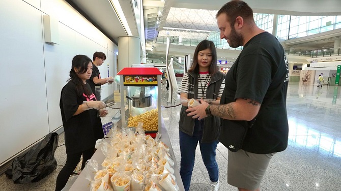 機管局為旅客預備了棉花糖、爆谷，以及玩具畫筆等，照顧不同旅客及家庭的需要