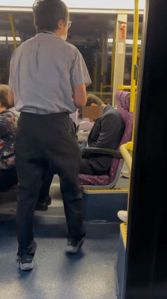 車長擔心西裝男發生問題。Facebook@HonkieTom  