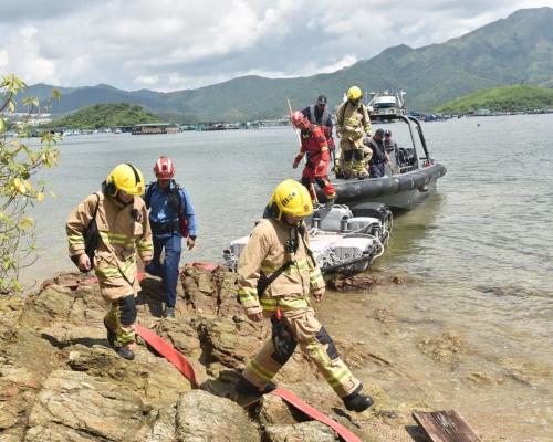 民航處、地政署、警方、消防高空拯救隊及漁護署等約30人，重返出事現場。 楊偉亨攝
