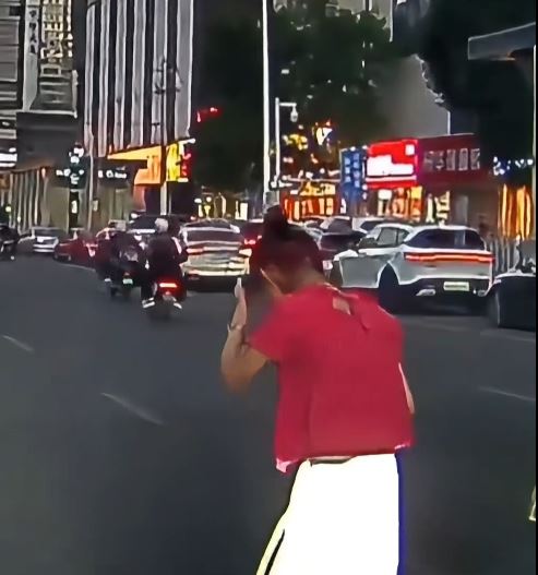 甘肅好心女司機下車扶老伯過馬路，卻被對方反手打飛了眼鏡。抖音＠中外觀察