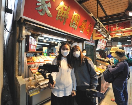 教師到手工餅店直播。
