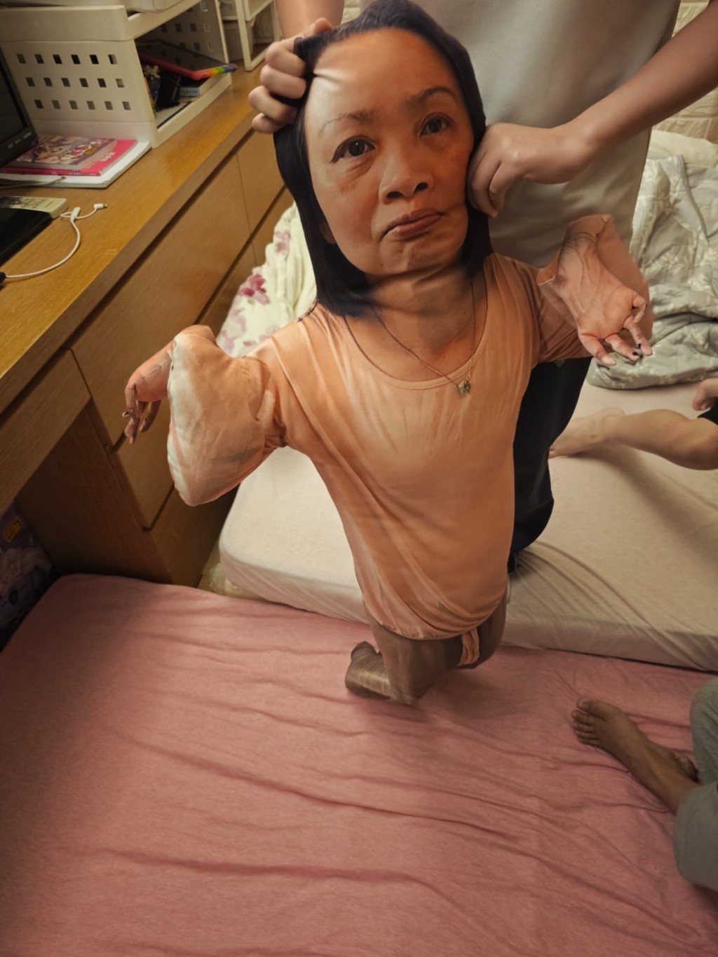 據了解，事件的源由是外傭將自己的容貌印在攬枕上。網上圖片