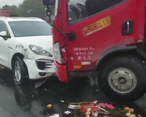 貨車跣胎閘向旅遊巴與保時捷,旋轉360掛在護欄。(網圖)