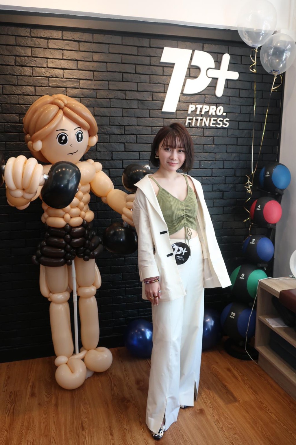 喜歡台灣的小花表示現階段演藝事業未能進軍當地，惟有先在當地開設健身中心，擴展業務。