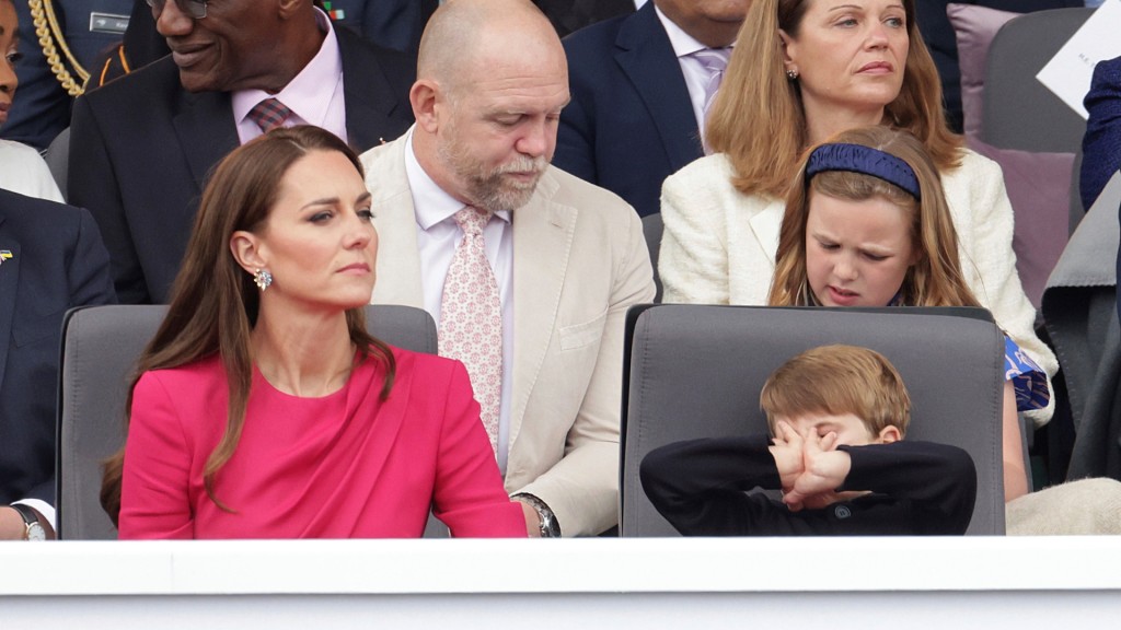 2022年在已故女皇白金禧慶祝活動上，路易王子動作表情多多。 美聯社
