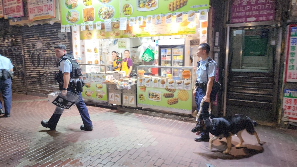 部分警員穿上戰術背心及手持圓盾,並帶同警犬協助搜查。黃文威攝 部分警員穿上戰術背心及手持圓盾,並帶同警犬協助搜查。黃文威攝