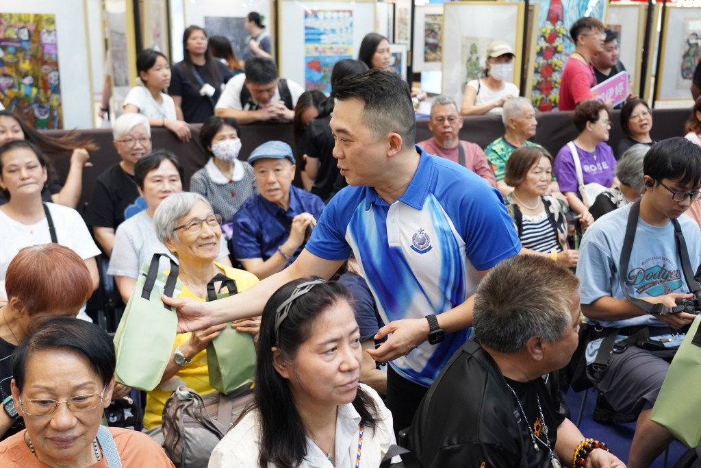 香港警務處新界南總區指揮官張惠華助理處長送上端午福袋祝福。