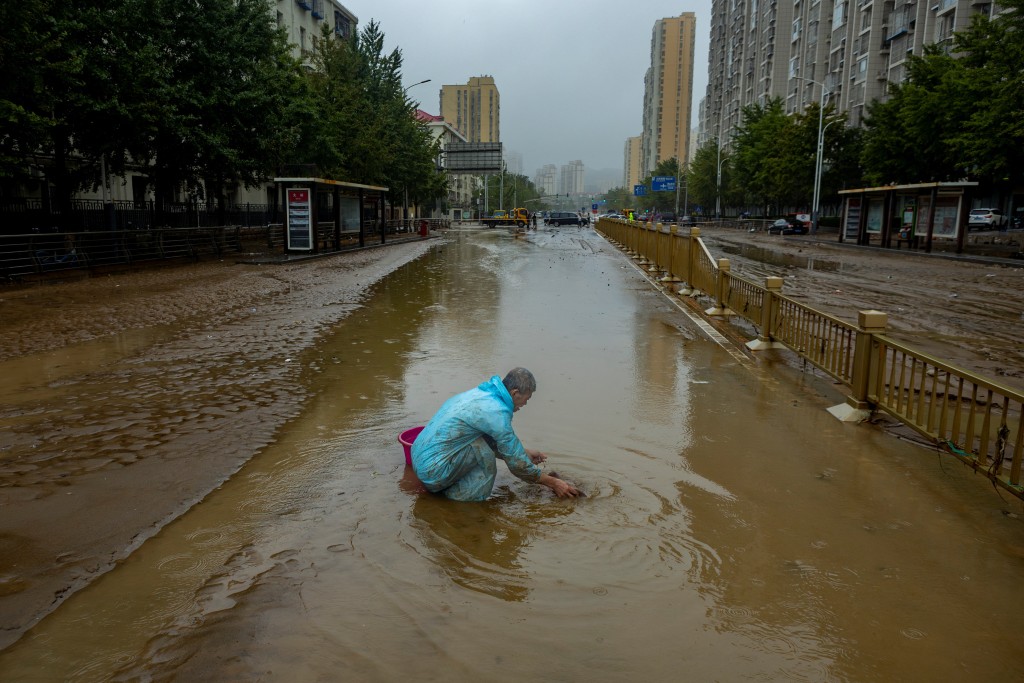 洪水过后，北京部分街道依然水浸。　路透社