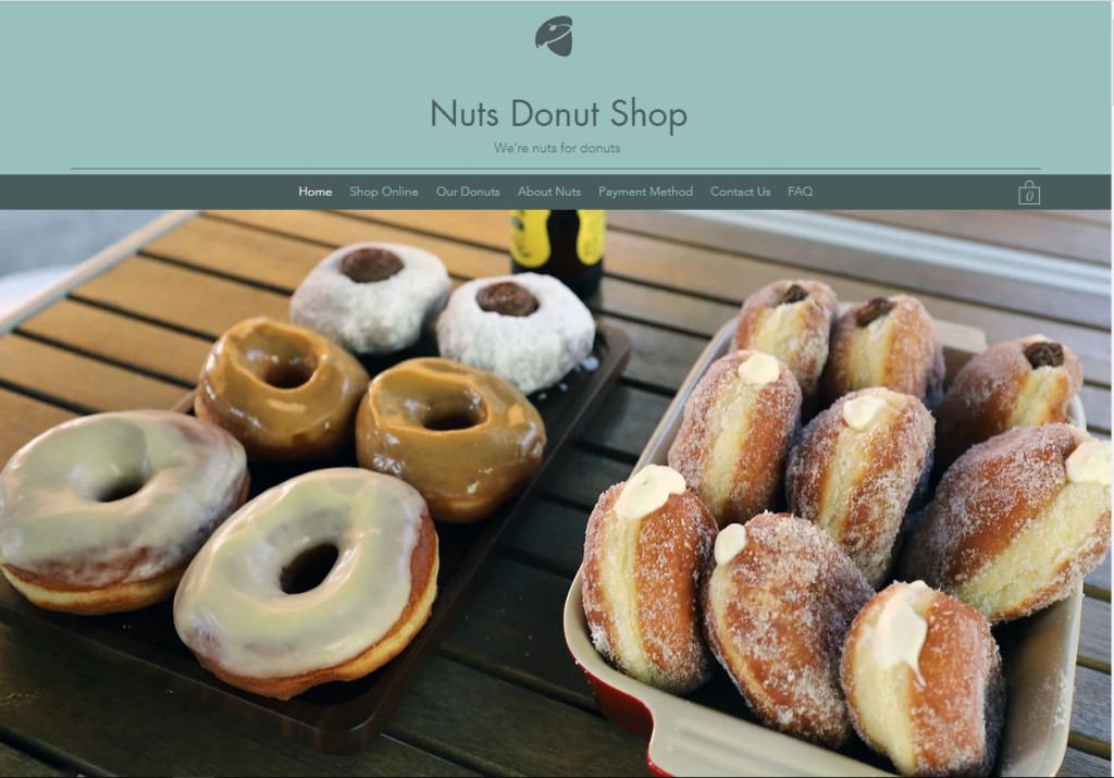 Nuts Donut Shop主打每日新鲜手工制冬甩，种类丰富，包括原味砂糖冬甩、糖霜冬甩、有馅冬甩、迷你size冬甩及蛋糕冬甩。（图片源自Nuts Donut Shop网站）